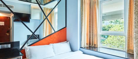 Doppia Deluxe, 1 letto matrimoniale (Theme) | Una scrivania, ferro/asse da stiro, Wi-Fi gratuito, lenzuola