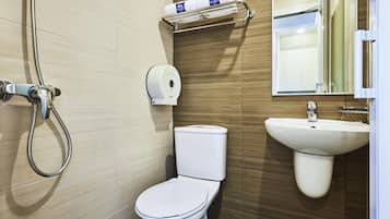 Skrivebord, strykejern/-brett, wi-fi (inkludert) og sengetøy