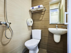 Escritorio, tabla de planchar con plancha, wifi gratis y ropa de cama