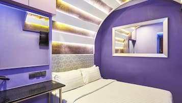 デラックス ダブルルーム ダブルベッド 1 台 (Theme) | デスク、アイロン / アイロン台、WiFi (無料)、ベッドシーツ