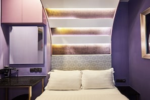 Habitación Deluxe doble, 1 cama doble (Theme) | Escritorio, tabla de planchar con plancha, wifi gratis y ropa de cama