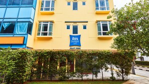 Un edificio amarillo con el letrero de ibis budget hoteles.