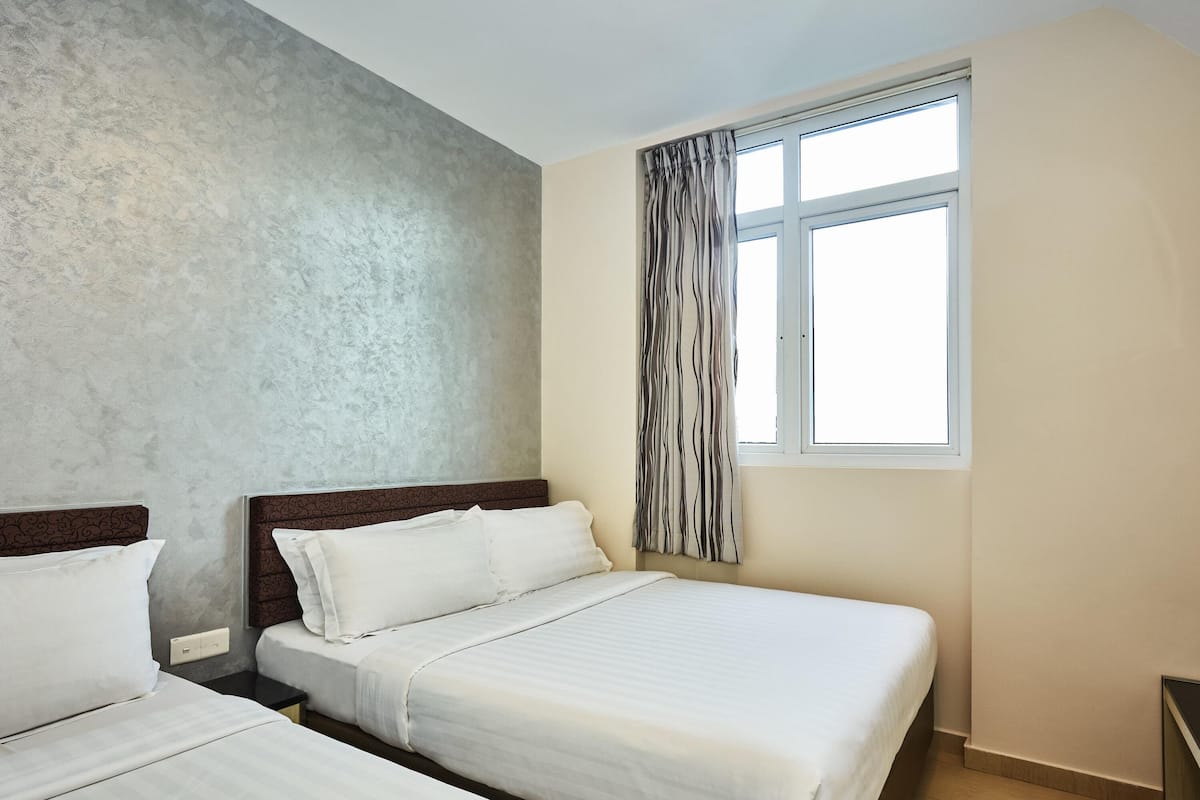 Dobbeltrom – superior, flere senger | Skrivebord, strykejern/-brett, wi-fi (inkludert) og sengetøy