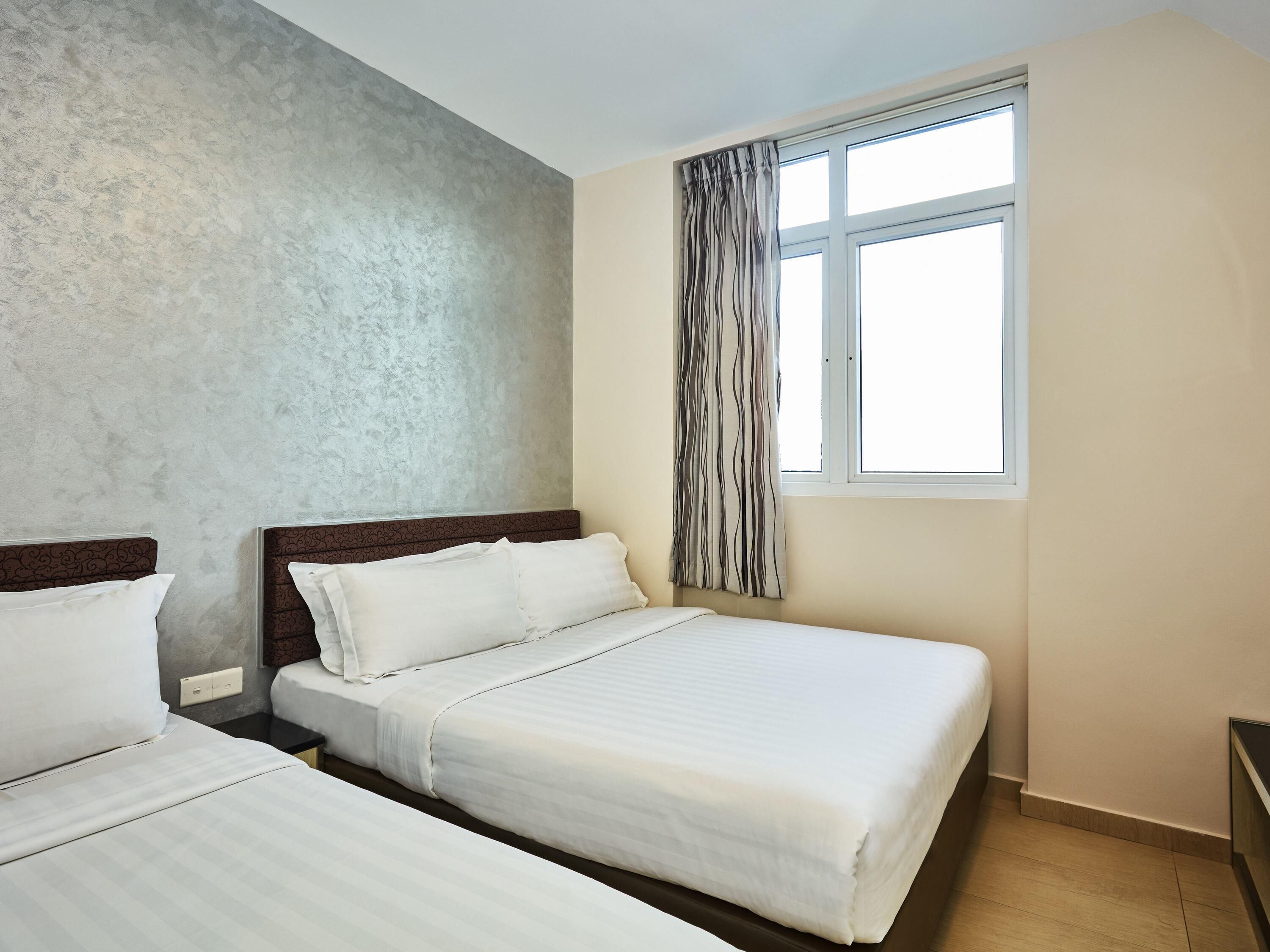 Habitación doble superior, varias camas | Escritorio, tabla de planchar con plancha, wifi gratis y ropa de cama 