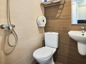 ห้องสแตนดาร์ดทวิน, เตียงเดี่ยว 2 เตียง | โต๊ะทำงาน, เตารีด/โต๊ะรีดผ้า, Wi-Fi ฟรี, ผ้าปูที่นอน