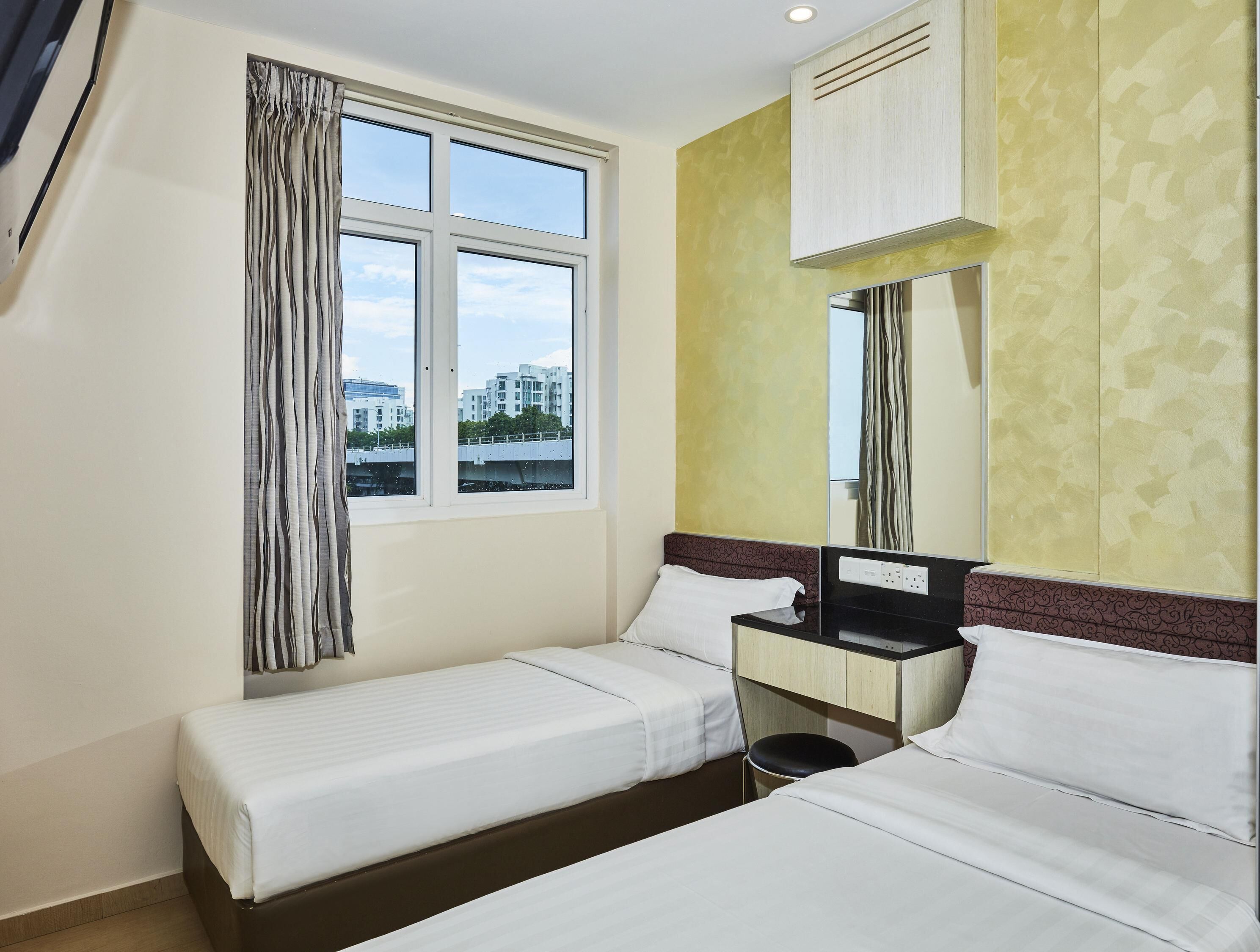 Quarto superior, 2 camas de solteiro | Escrivaninha, ferros/tábuas de passar roupa, Wi-Fi de cortesia