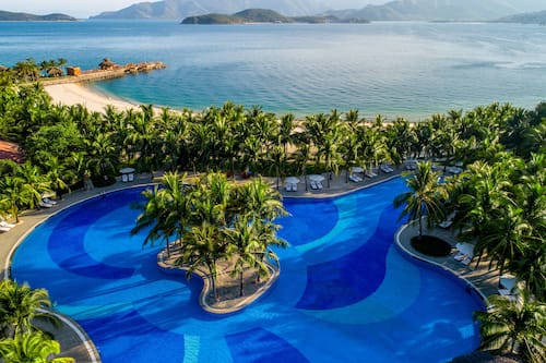 Piscine extérieure, parasols de plage, chaises longues