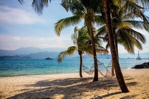 Private beach, white sand, sun-loungers, beach umbrellas - Vinpearl Luxury Nha Trang (Nha Trang)