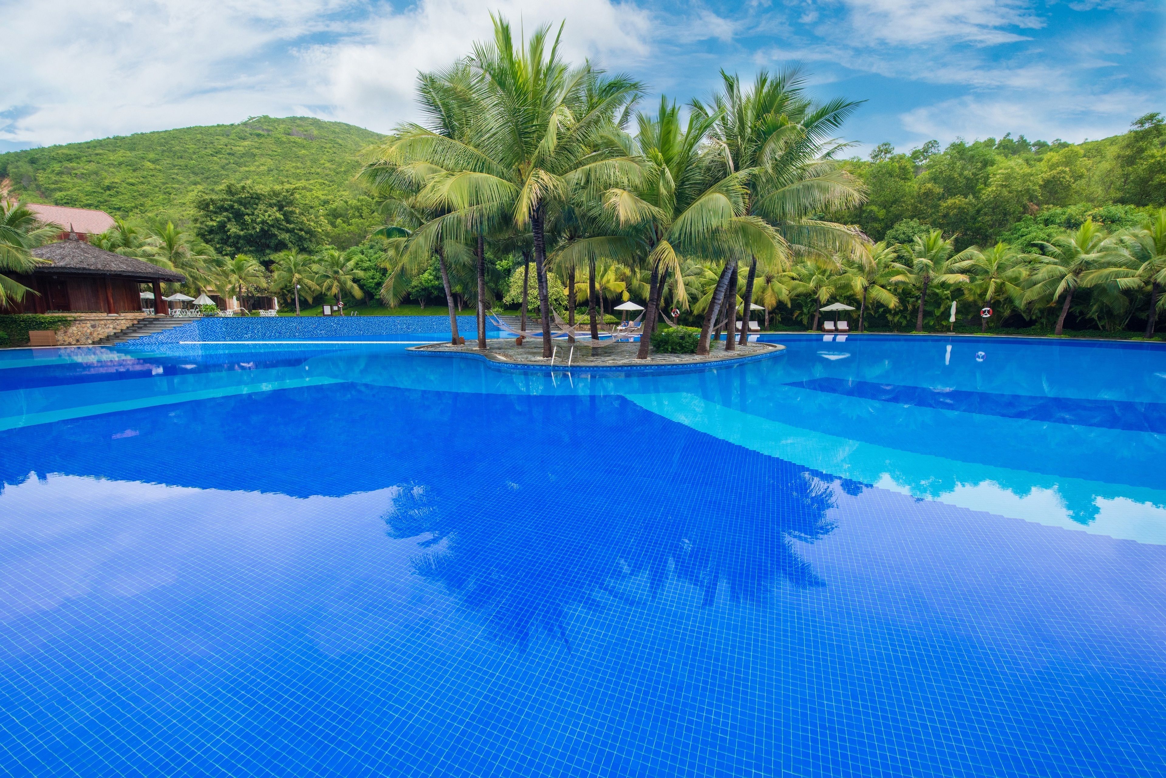 حمّام سباحة خارجي، مظلات على حمّام السباحة، مقاعد للتشمس