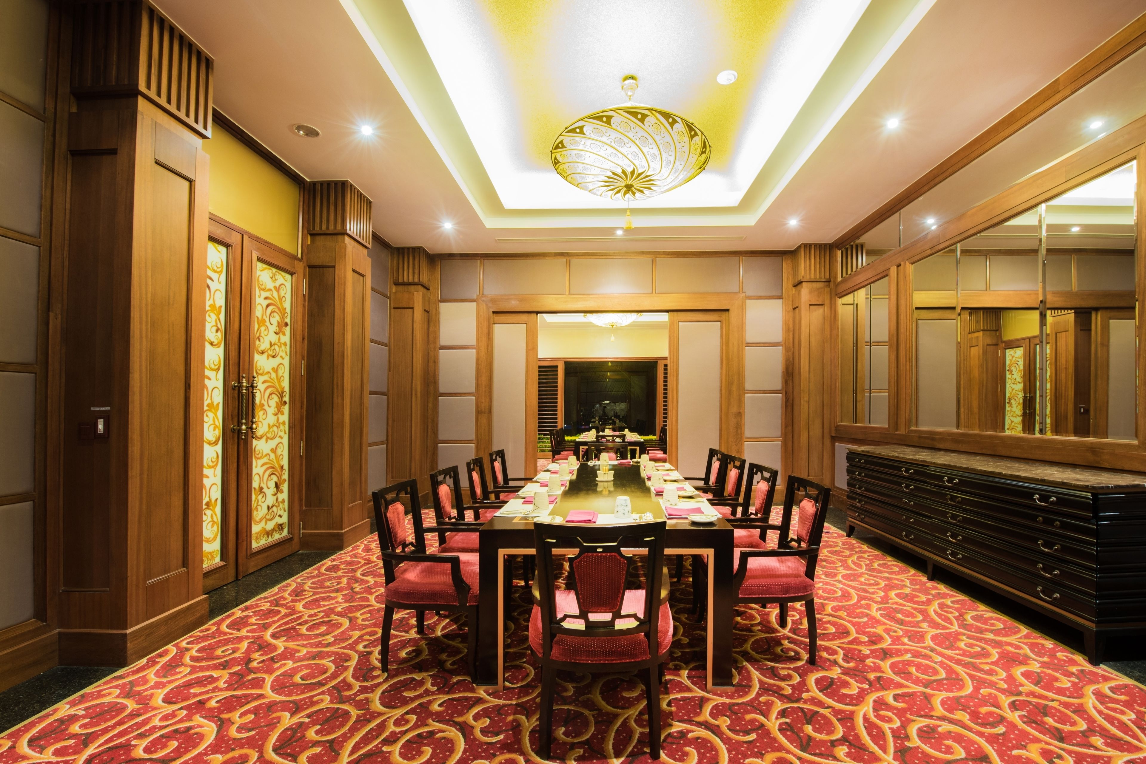 2 restauranter, frokost, lunsj og middag serveres, vietnamesiske retter