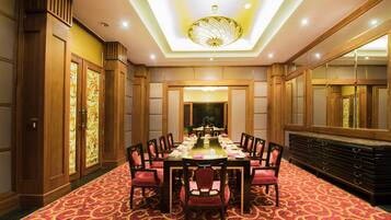 2 restaurants, breakfast, lunch, dinner served; Vietnamese cuisine