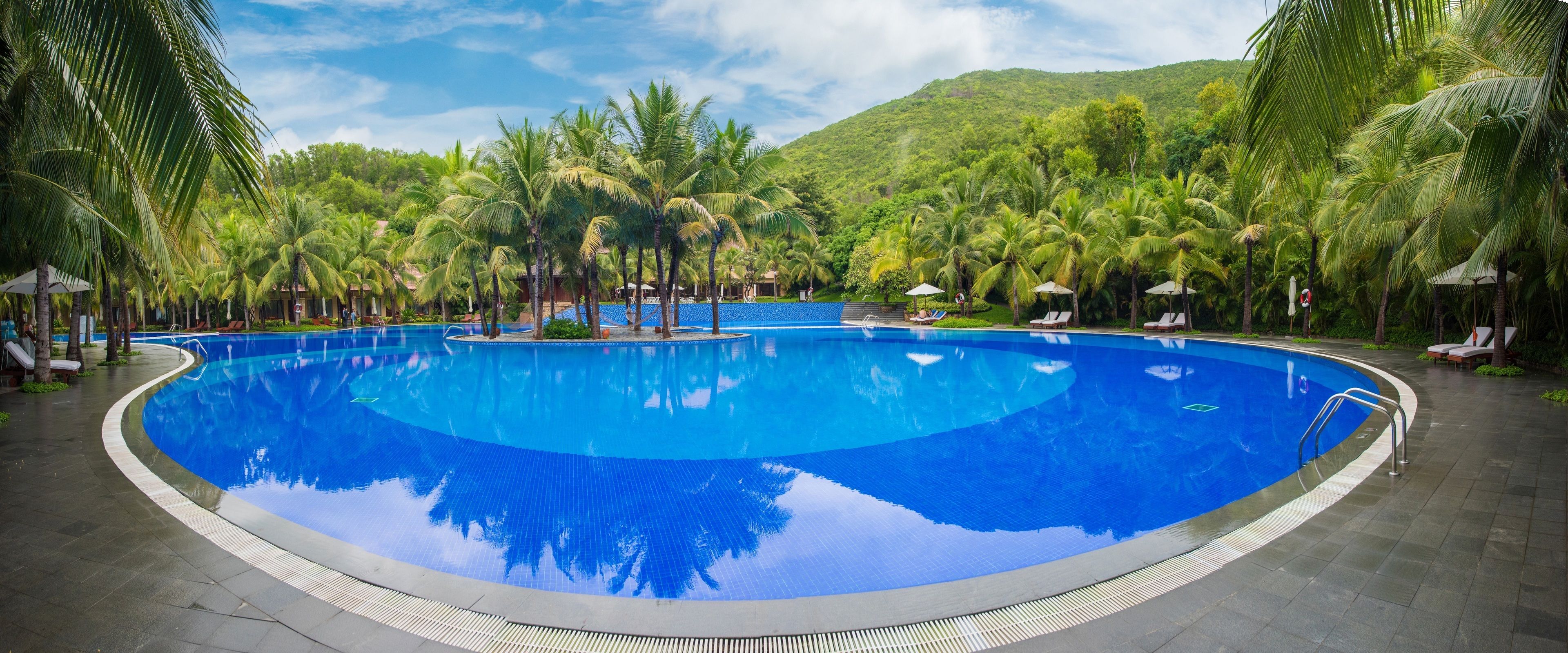 室外游泳池，池畔遮阳伞，日光浴躺椅