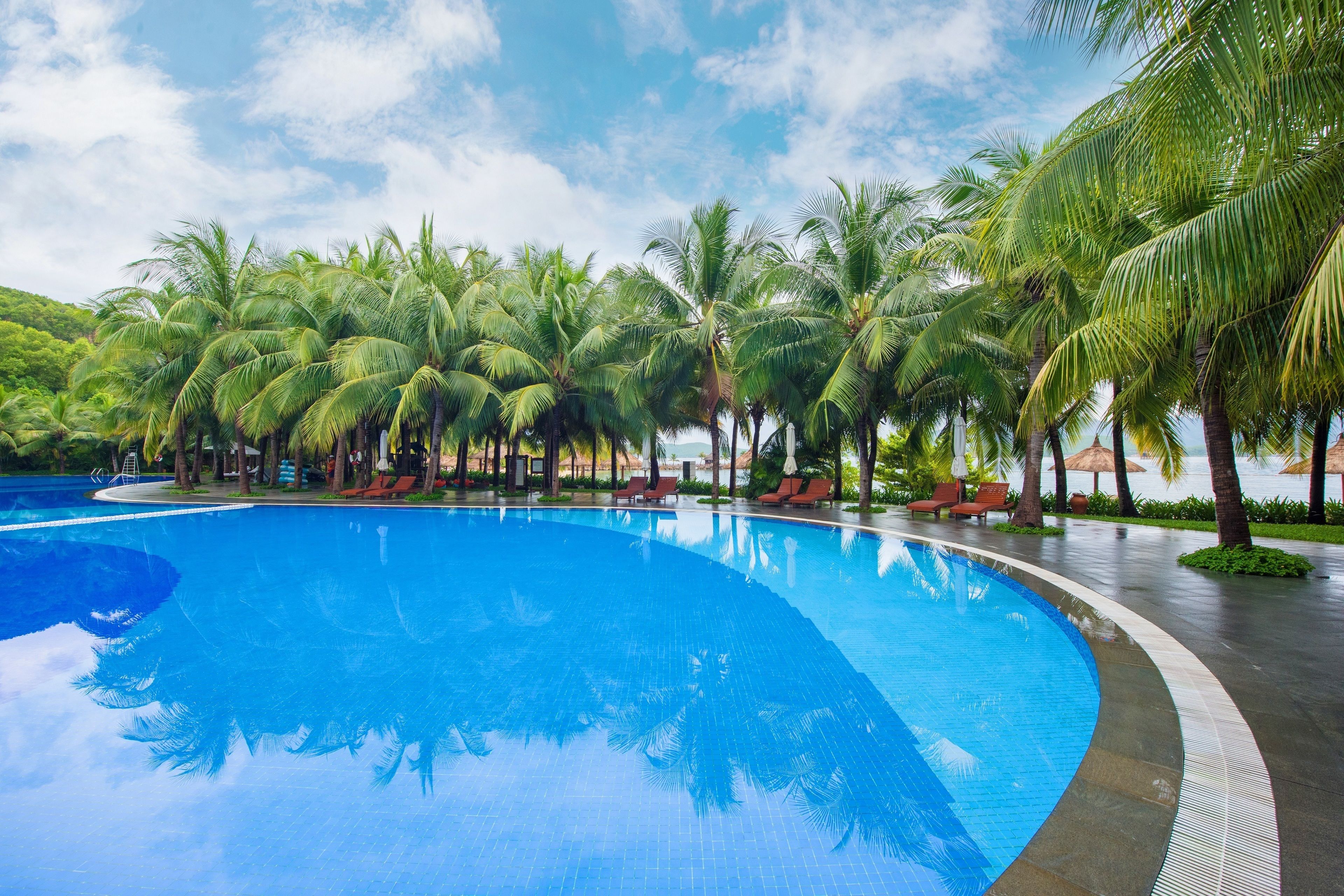 Utendørsbasseng, bassengparasoller og solsenger