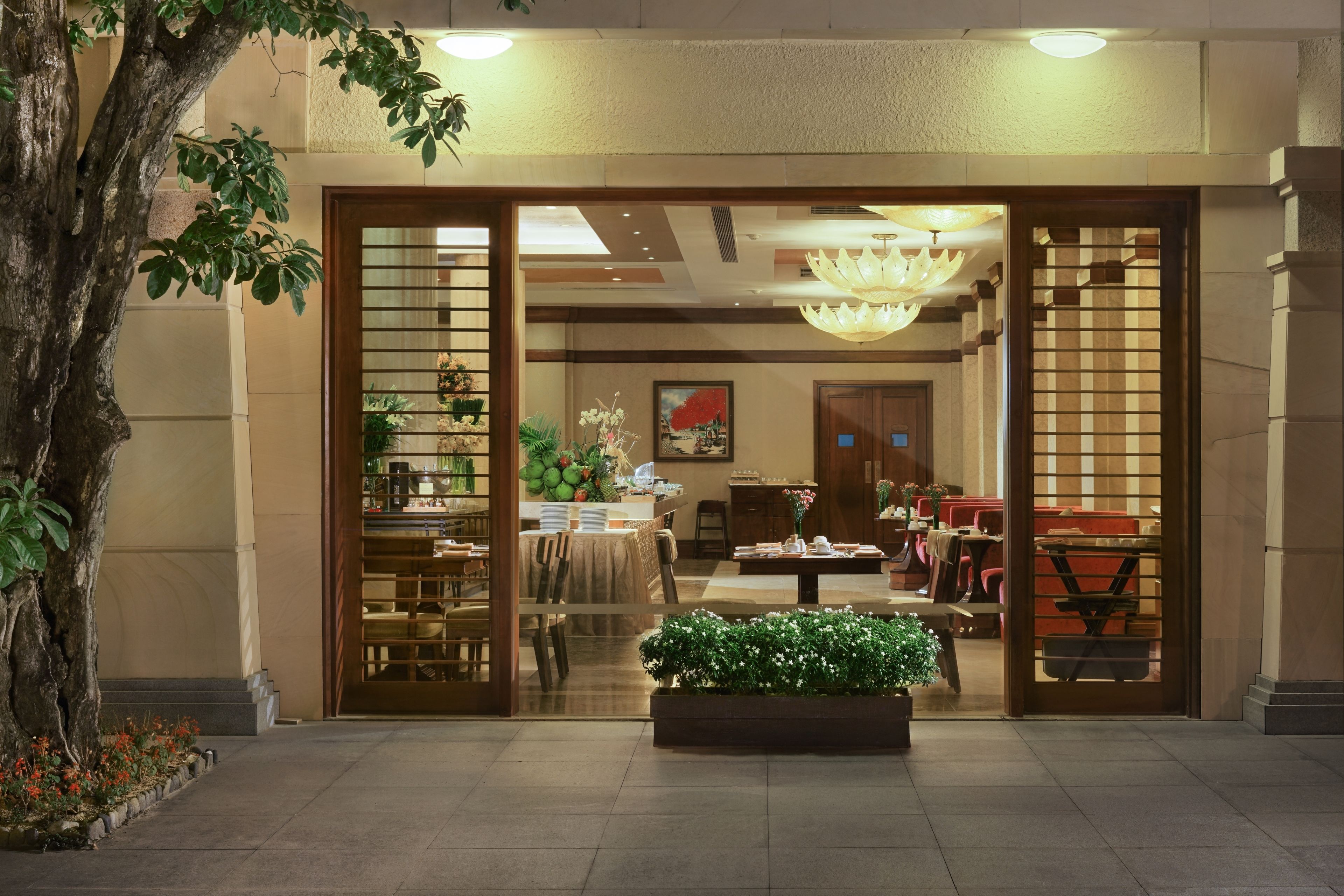 2 restaurants, breakfast, lunch, dinner served; vietnamese cuisine