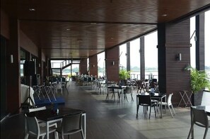 供应早餐、午餐和晚餐