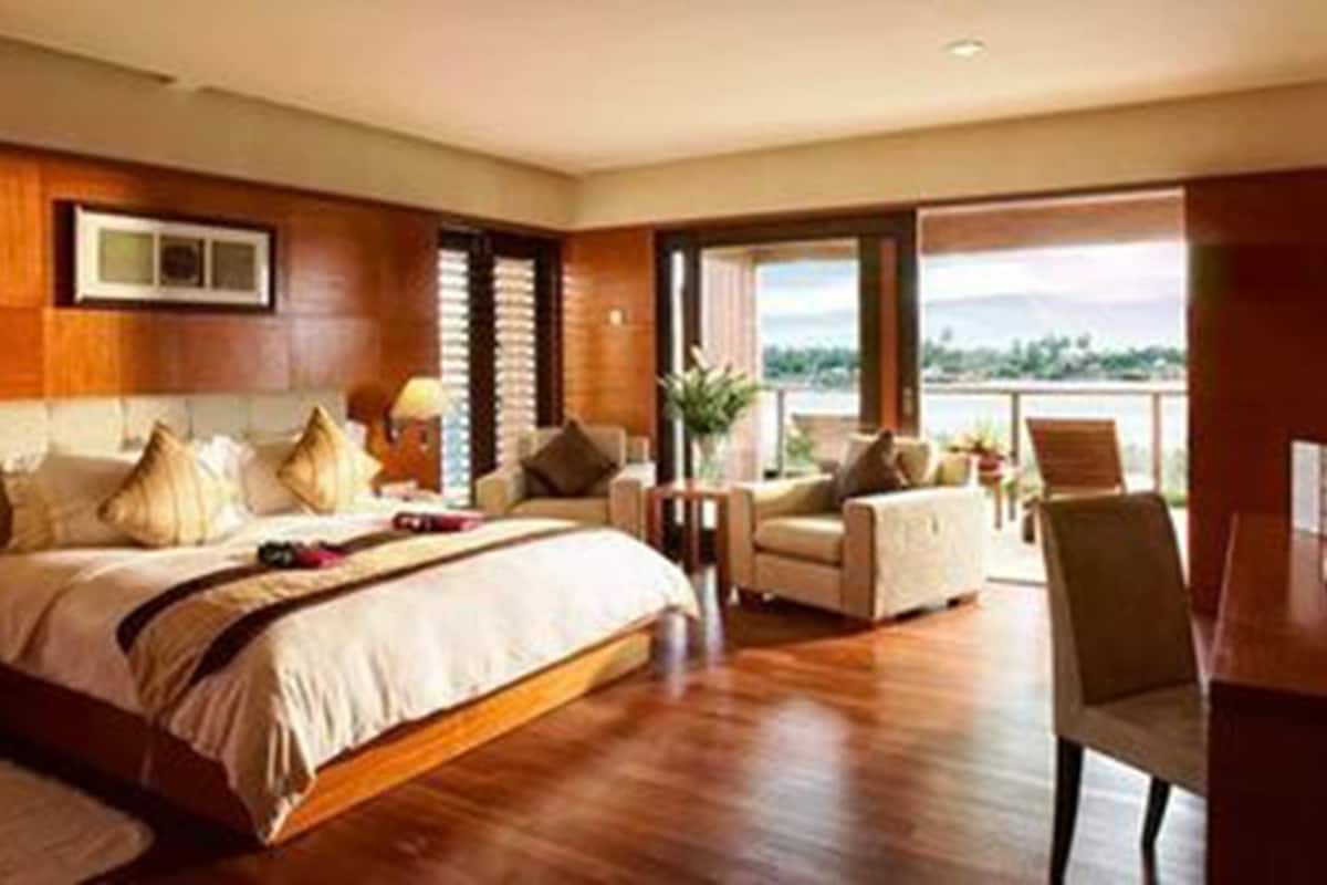 minibar, in-room safe, desk, iron/ironing board