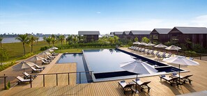 室外游泳池，池畔遮阳伞