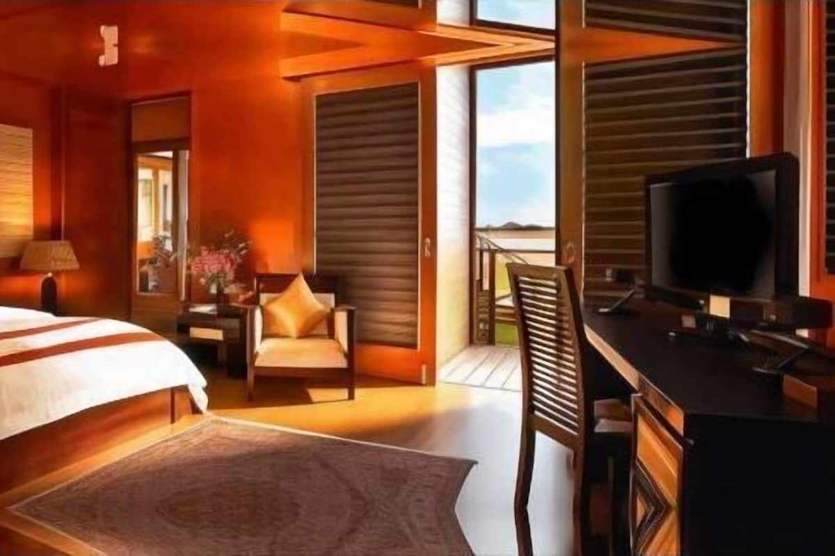 Een minibar, een kluis op de kamer, een bureau