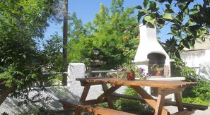 BBQ/picnic Area - Hotel Isidora (Aegina)