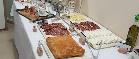 Une table de buffet proposant divers plats et accompagnements.