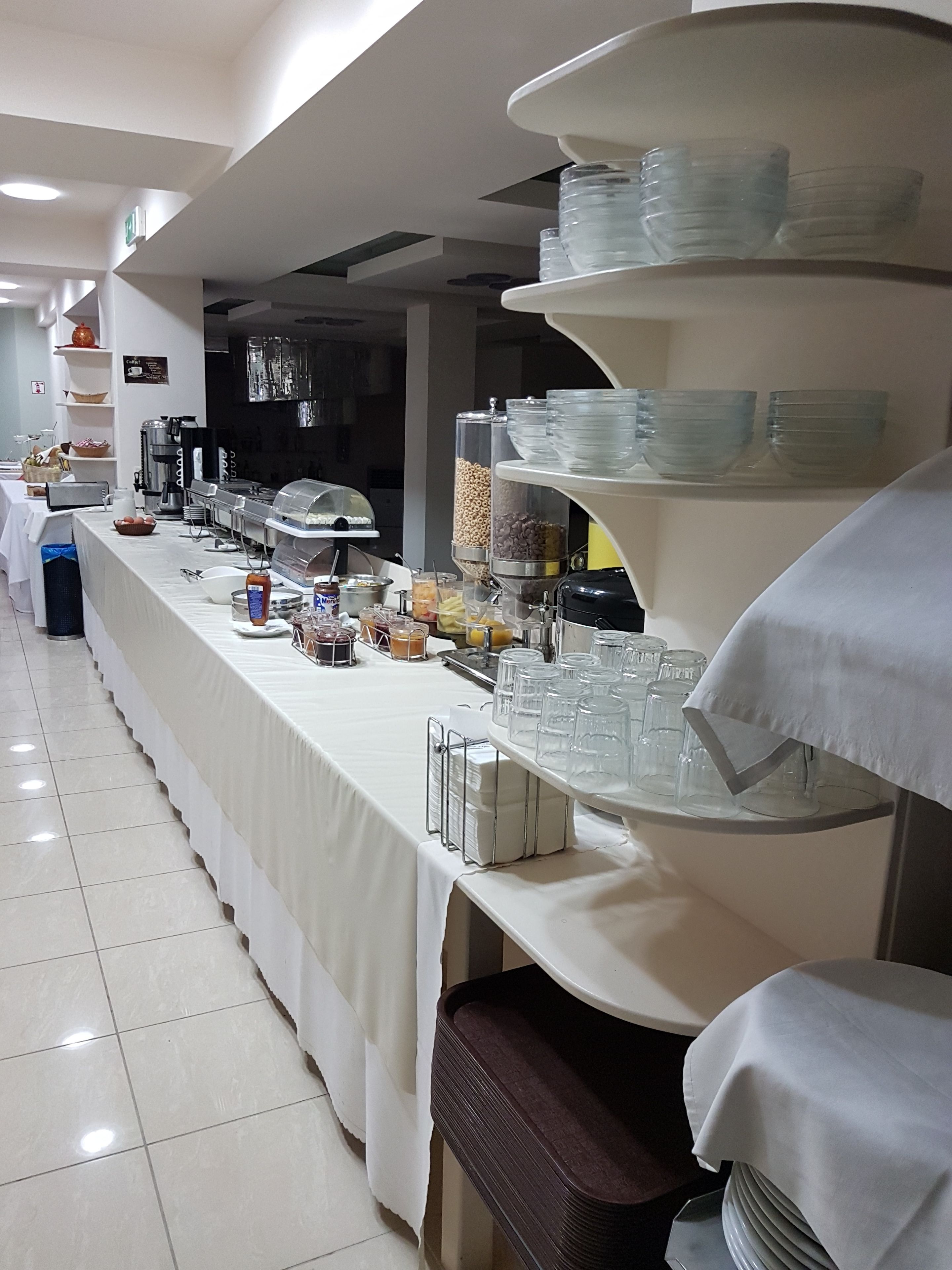 Un buffet proposant une variété de plats et d’ustensiles.