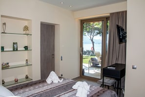 Apartamento família, 2 quartos, vista para o mar, no piso térreo | Cofres nos quartos, escrivaninha, cortinas blackout, Wi-Fi de cortesia