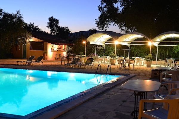 시즌별로 운영되는 야외 수영장, 10:00 ~ 20:00 오픈, 수영장 파라솔, 일광욕 의자