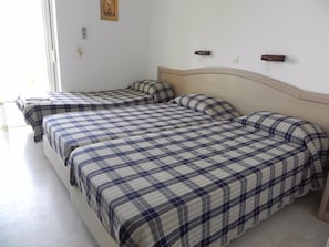 Standard trippelrum | Sängtillbehör av högsta kvalitet, bäddmadrasser och minibar
