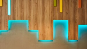 Suelo de madera con diseño geométrico e iluminación empotrada.