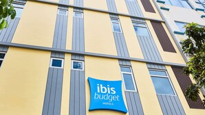 Un edificio de hotel con un letrero que dice 'ibis Budget Hotels'.
