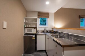 Refrigerador, microondas, tetera eléctrica y tostadora 