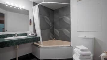 Spa Studio | Baño | Amenidades de baño gratuitas, secadora de cabello, toallas, jabón