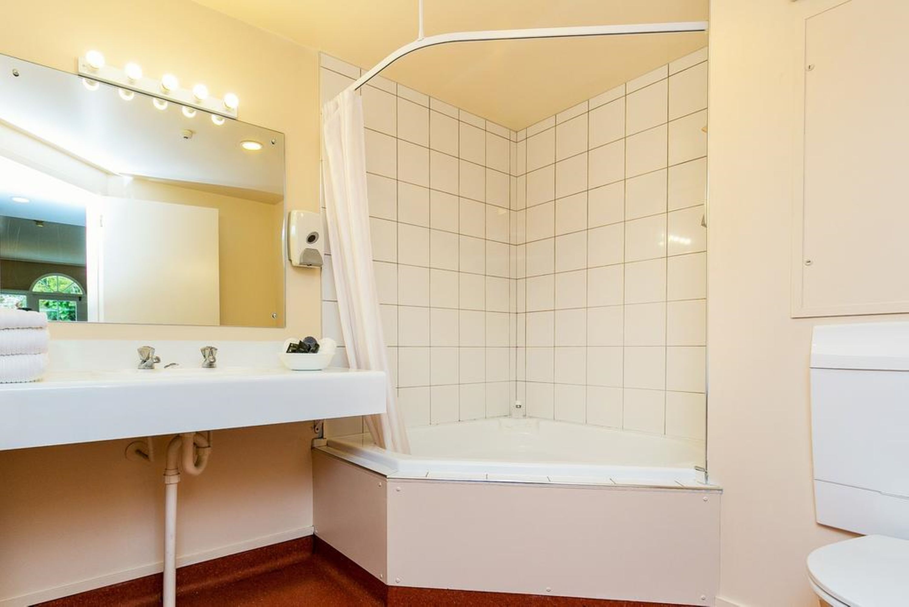 studio, jetted tub | jetted bathtub