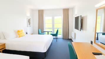 Estudio estándar | Ropa de cama de alta calidad, camas Select Comfort y escritorio