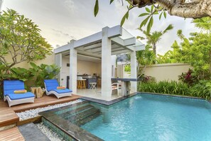 Villa, 1 slaapkamer | Een kluis op de kamer, een bureau, een strijkplank/strijkijzer