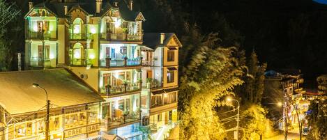 Fachada de la propiedad por la tarde o noche