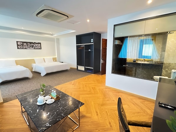 Suite | Minibar, caja de seguridad en la habitación, wifi gratis y ropa de cama 