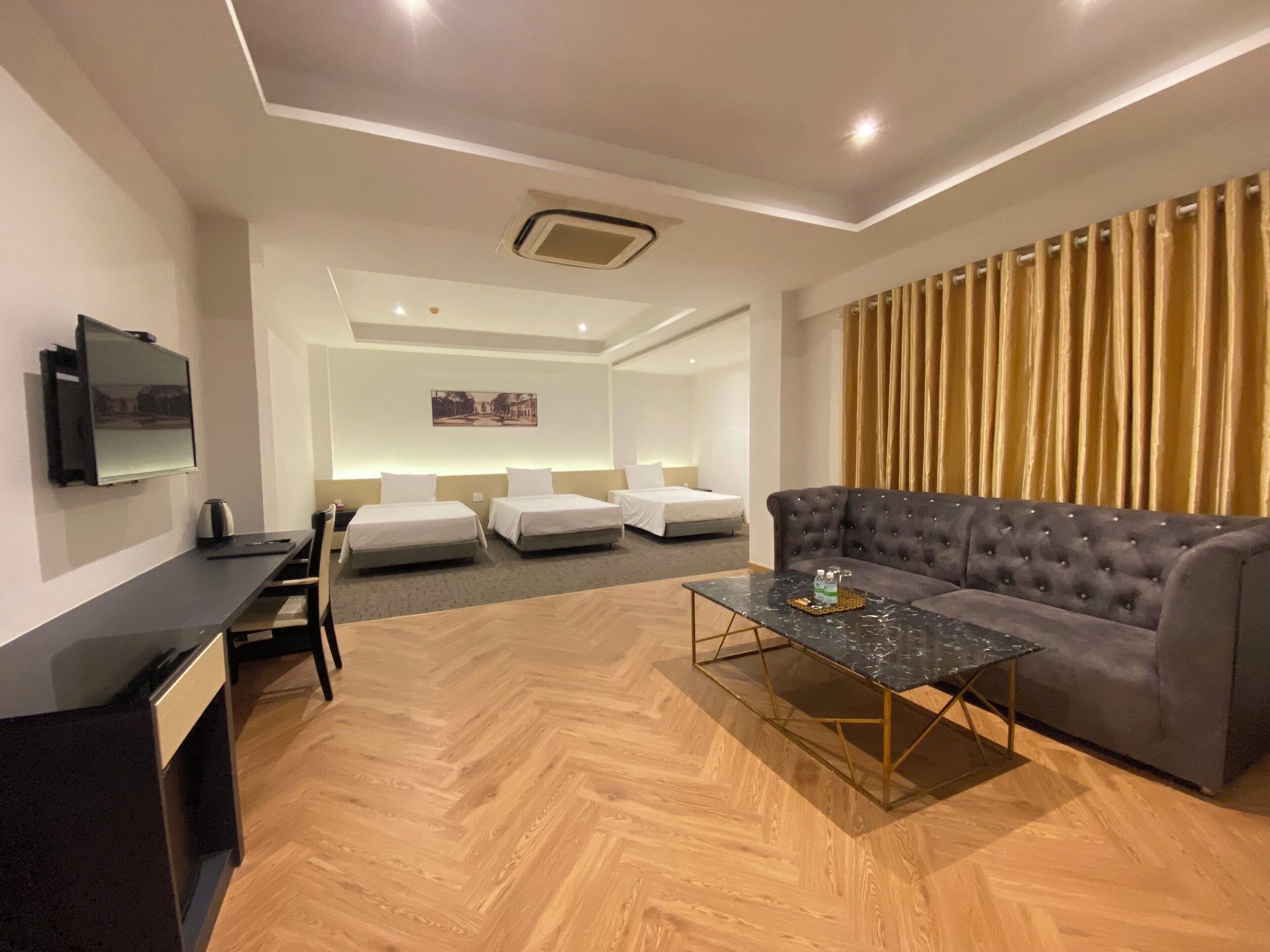 Deluxe Room | Minibar, in-room safe, free WiFi, bed sheets