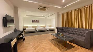 Deluxe-rum | Minibar, värdeförvaringsskåp på rummet, gratis wi-fi och sängkläder