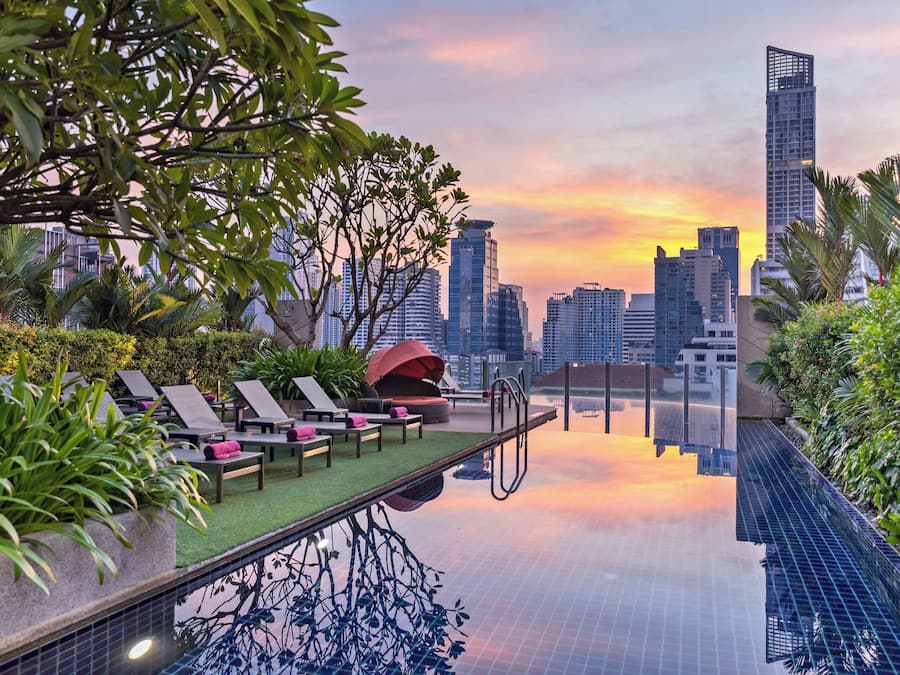 Outdoor pool, free cabanas, sun loungers