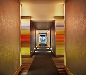 Literie hypoallergénique, minibar, coffres-forts dans les chambres