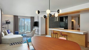 Suite, 2 soverom, byutsikt (Ultra Savvy Suite) | Oppholdsrom | En 55-tommers TV med Parabol-TV