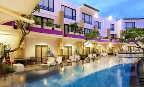 Outdoor pool, pool loungers - Kuta Central Park Hotel (Kuta)