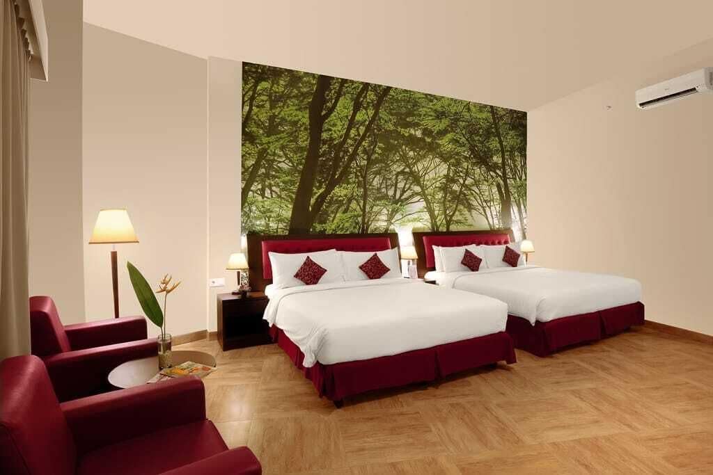 Quadruple Room (no window) | Una cassaforte in camera, una scrivania, tende oscuranti