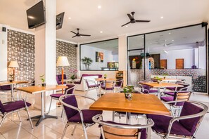 Breakfast, lunch and dinner served - Kuta Central Park Hotel (Kuta)