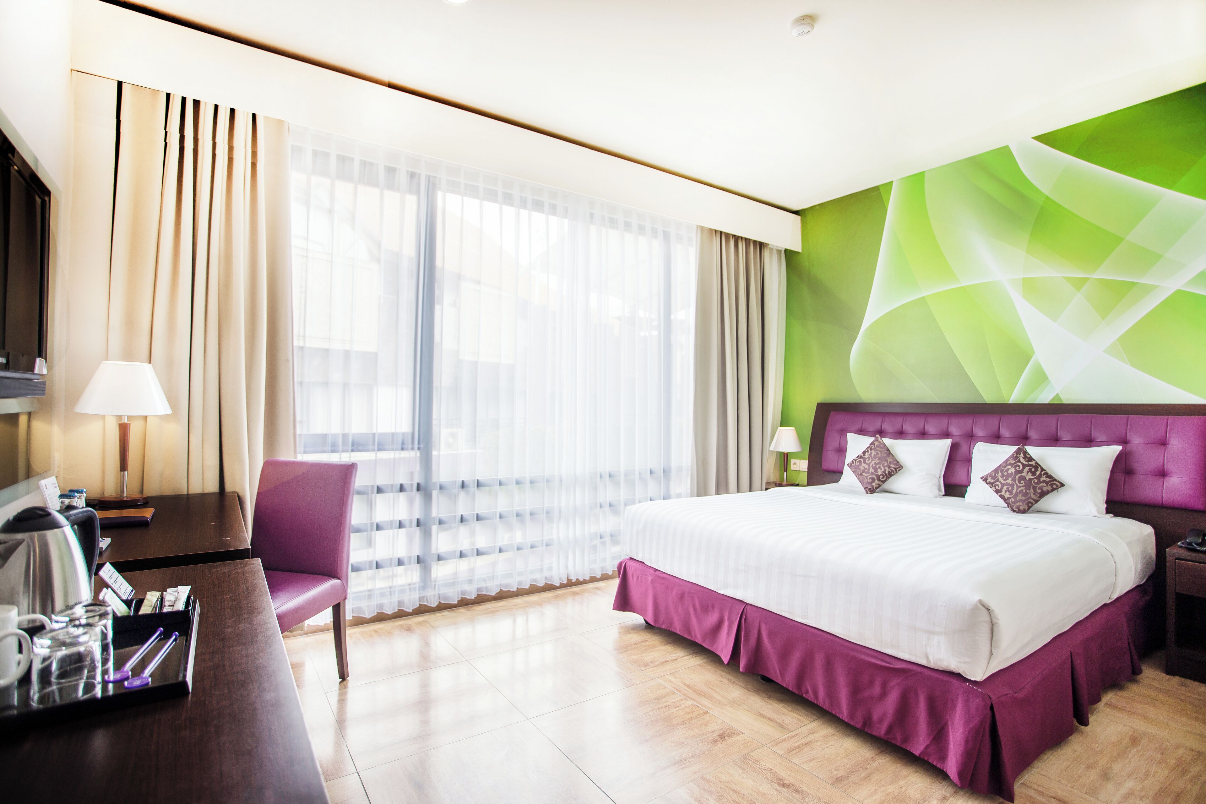 Una cassaforte in camera, una scrivania, tende oscuranti