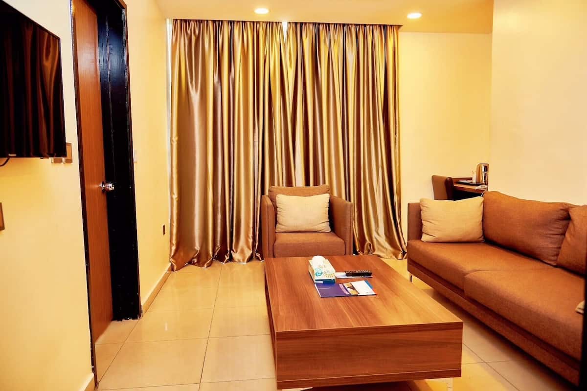 Senior Suite | 1 bedroom, Egyptian cotton sheets, premium bedding, Tempur-Pedic beds