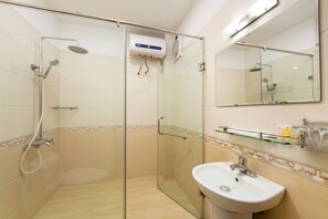 Basic Double or Twin Room, 1 Queen Bed | Bathroom | Combined shower/bathtub, free toiletries, hair dryer, towels