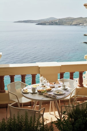 Free daily continental breakfast . Syrou Melathron