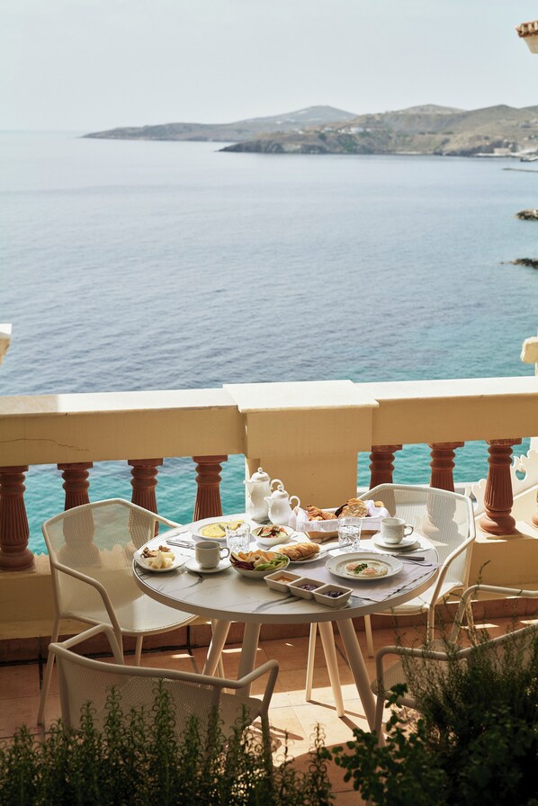 Free daily continental breakfast - Syrou Melathron (Syros)